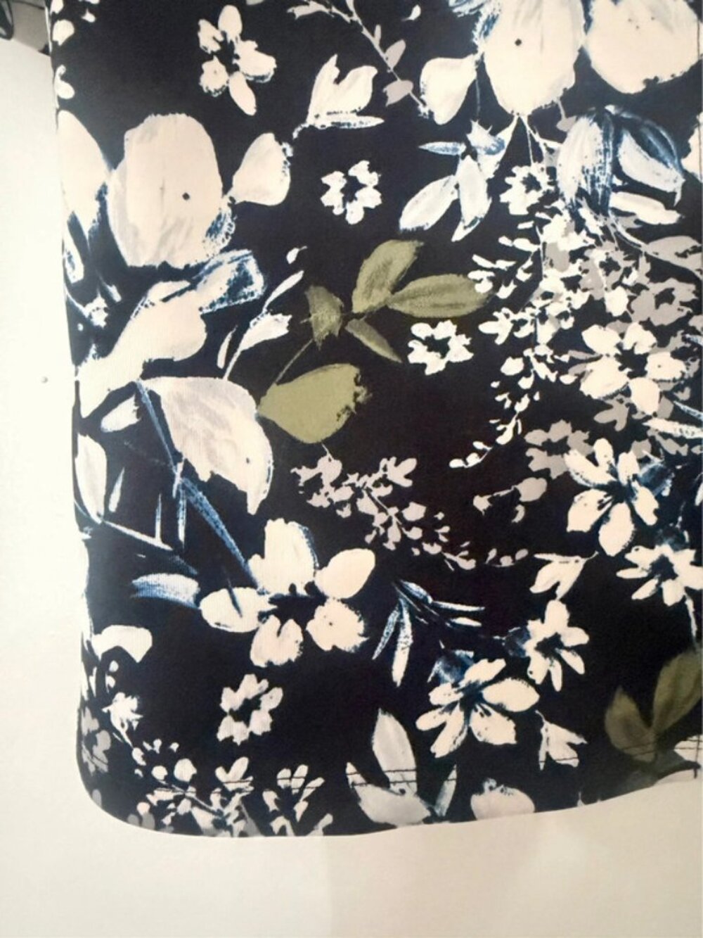 Cute floral boxy structural back buttoned T-shirt from Warehouse - Picture 5 of 14
